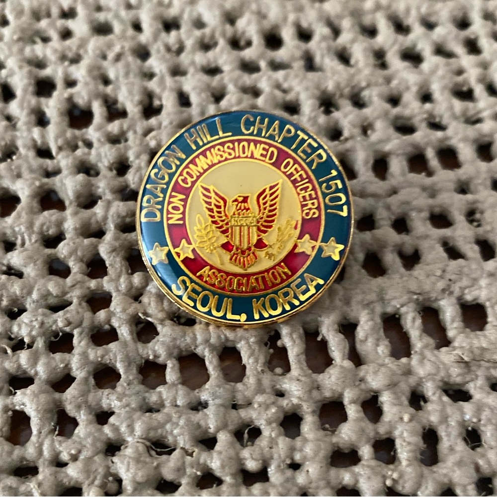 NCOA MILITARY DRAGON HILL CHAPTER 1507 SEOUL KOREA LAPEL PIN